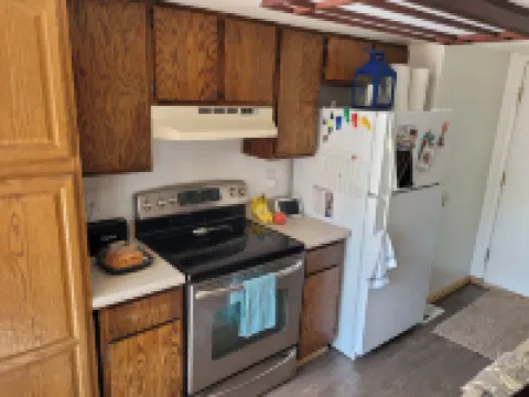 ​Work Crew Special: Monthly Rates Full Kitchen & Laundry 道格拉斯酒店