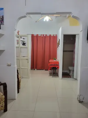 Beautiful cozzy studio located four blocks to the beach, pets and kids   allow.. Hotels in 