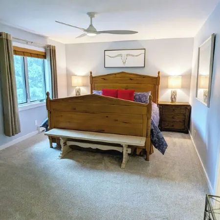 Spacious Condo w/ FREE WiFi, Parking, Heated Pool, Hot Tubs, Skier Shuttle