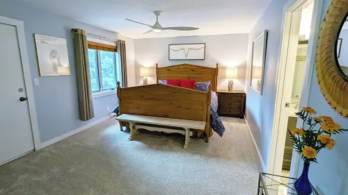 Spacious Condo w/ FREE WiFi, Parking, Heated Pool, Hot Tubs, Skier Shuttle