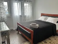 The Angus Nest: Master Suite with Jacuzzi, fireplace —perfect for a retreat. 앵거스 호텔