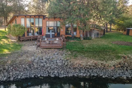 Riverfront Retreat / Hot Tub / Private Dock / Pet Friendly