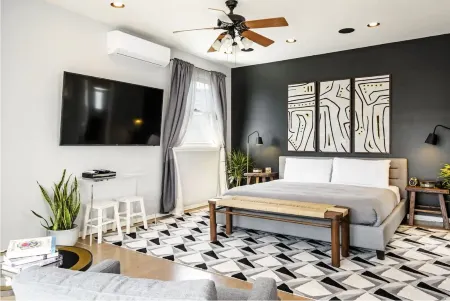 Venice Beach Hideaway with Gigabit Internet & Outdoor Space