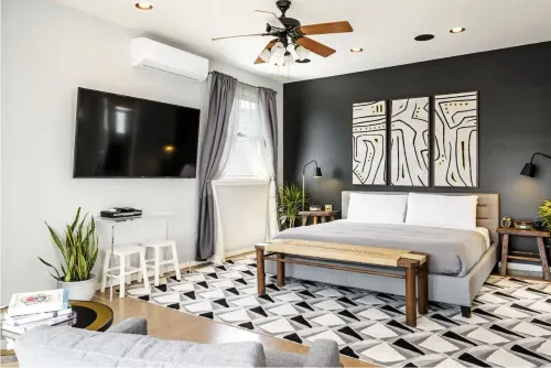 Venice Beach Hideaway with Gigabit Internet & Outdoor Space