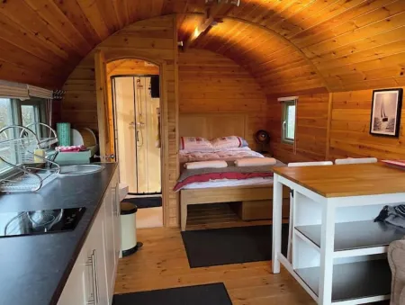 Stunning Oak Frame house with hot tub set in 3 acres of paddocks and gardens Отели в г. район Виррал