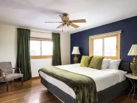 Spacious 4-bedroom house, Fenced Yard, Central Denver & Boulder Hotels in Sherrelwood