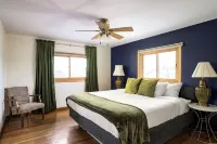 Spacious 4-bedroom house, Fenced Yard, Central Denver & Boulder