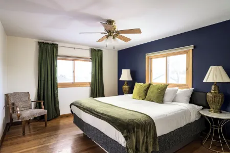 Spacious 4-bedroom house, Fenced Yard, Central Denver & Boulder