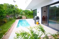 Oceanside villa with unencumbered views, serene lap pool-10 min to Safari Blue.