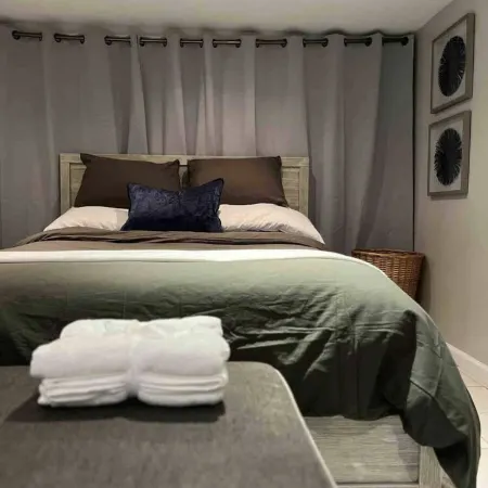 The Circle Suite Near JFK Airport Отели рядом с достопримечательностью «Железнодорожная станция JFK Air Train»