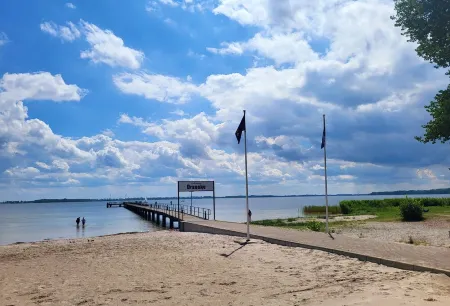 Fantastic vacation apartment near the beach with fireplace, quiet location Отели в г. Дранске