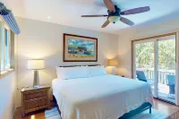 Waterfront Access and Screened Porch - Charming Nature Retreat 禿頭島住宿飯店