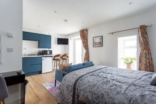 Merok Old Granary luxury accommodation for 2 persons in single unit.