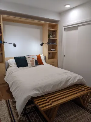 Space Needle and Mountain View. Top-Floor Condo