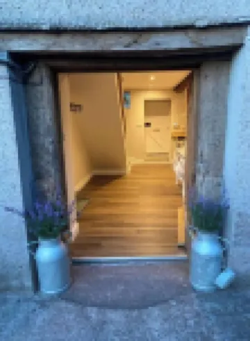 Cosy, comfy & tranquil farm cottage with log fire & country walks from the door