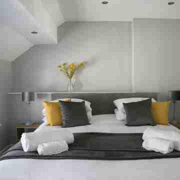 A spacious and stylish 2 bedroom, 2 bathroom duplex apartment Rooms