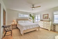 Charming Beach Cottage on Fishing Bay Hotels in Middlesex County