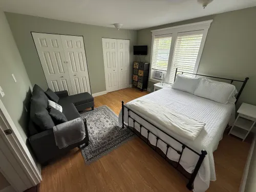 The Bay Breeze. In Village of Elk Rapids. Walk to Festivals, Beach Park & Town