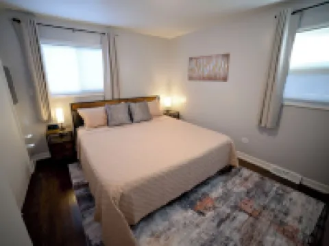 Grade A Working Class Safe Neighborhood 3Br up to 6 Guests. Updated & Best Price Hotels in Burbank