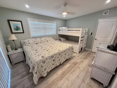 3-bedroom, 3-bath Canal front home with private pool in Islamorada, Florida Keys Hotels near Sea Bird Marina