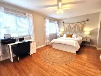 Bright and charming home with gorgeous backyard Hotels in York