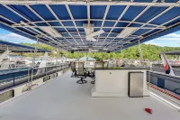 Tranquil Waterside Escape: Premier Houseboat Rental on Center Hill Lake