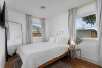 Lake & Lounge - Mid Century - Cozy 3 beds - Walk to Town, Putting Green, Pets