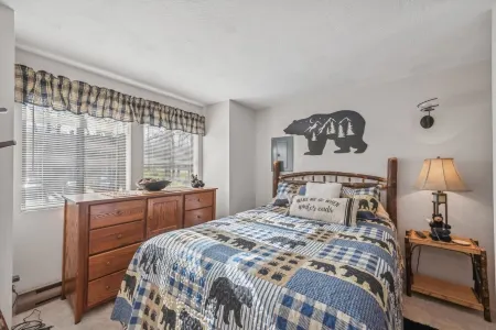 Cozy 2-bedroom condo in lovely Hidden Valley with WiFi