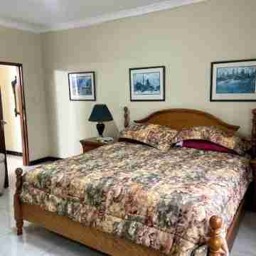 Spacious and staffed 4-bedroom house with WiFi and AC in Blantyre Rooms