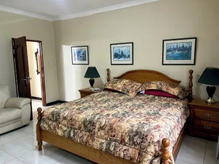 Spacious and staffed 4-bedroom house with WiFi and AC in Blantyre