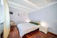 Central apartment a stone's throw from the lake