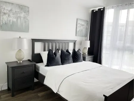 Paradise Retreat at Friday Harbour: Contemporary 1-Bedroom Condo! Отели в г. Иннисфил