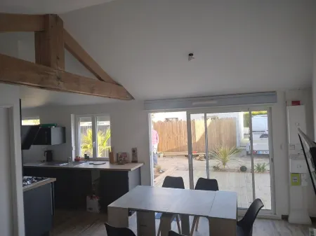 Fenced house in a quiet location close to shops and beach Отели рядом с достопримечательностью «Casino La Pastourelle»