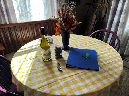 Charming 3Bdr Magnolia Cottage with Seasonal Heated Pool, AC and WiFi in Amenia