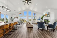 Modern Lakehouse l Slps 34 l Courts + Chefs Kitchen l Bear Lake Haven