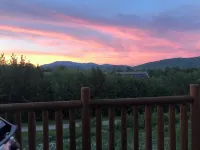 Spacious 4-bedroom Ski- in/ Ski-out condo in enchanting Sunday River w/ Hot Tub