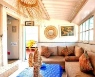 Charming house right on the water! Facing the sea!