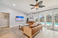 Heated Pool. 3-bedroom house 6.5 miles to honeymoon Island