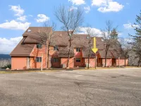 Nordic Village Condo Sleeps 4! Hotels near Yogi Bear's Jellystone Park Camp-Resort: Glen Ellis, NH