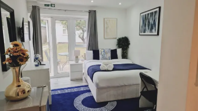 Cozy Harrow Studio with Extra Bed