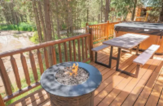 30 minutes to Yellowstone Stillwood Cabin Retreat with Hot Tub and Fire Table