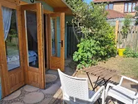 Cosy semi off grid eco cabin in Penarth, very quiet location. 住宿飯店