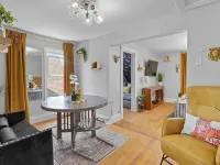 Stylish Little Gem Upper Unit, with King Bed close to State Fair and AmFam Field