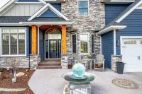 Luxe Spacious 5-bedrooms w/pool, hot tub, sauna, fenced, gourmet kitchen & more!