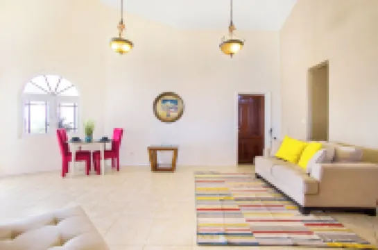 House of E.V.A, a charming, spacious place to relax and unwind. Hotels in The Valley