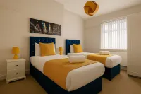 7 Bed Holiday Home+WiFi+free Private Parking.Closest to football Ground+Downtown