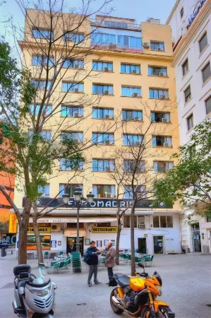Madrid Motion Hostels Отели рядом с достопримечательностью «Небоскреб "Испания"»