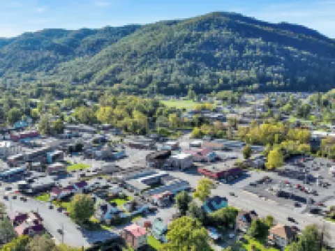 Charming 1-bedroom house in welcoming Big Stone Gap Virginia! Hotels in Wise County