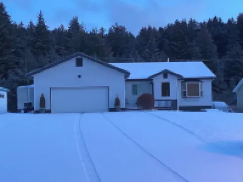 Emerald Isle Getaway - Tremendous 3-bedroom house with WiFi in Kodiak