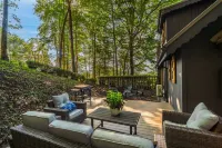 Renovated chalet just a walk down the hill to downtown Burnsville! Pet Friendly Hotel a Burnsville